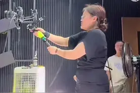 05后女大学生兼职运镜师，底薪一两万，每天举五六斤重相机工作十几小时