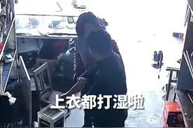 2月12日（采访）湖北随州。这位叫刘备的大叔跳水救人后，穿着湿衣服光着脚，不忘给媳妇买早点，回到家还在媳妇跟前撒娇“冻死我了”#湖北dou知道 #跳水救人 #平凡英雄 #温馨一幕 #撒娇视频封面