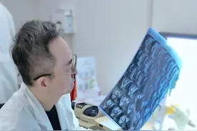 小伙运动时膝盖意外扭伤 医生：您的膝关节禁不起折腾 不修理不会好#门诊日常 #韧带损伤 #半月板撕裂 #上海十院关节中心视频封面