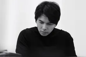 听哪吒2中阿鲲作曲的这段音乐，你会想起谁心疼谁？ 我是阿鲲，很荣幸且开心能为《哪吒之魔童闹海》创作原创音乐，视频中这段情绪慷慨又悲壮的音乐，会让你想起片中的谁？

之前发了一些创作相关的分享视频和图文笔记，接下来大家想看什么样的作曲相关视频，想听什么样的作曲相关故事，欢迎评论区告诉我！#阿鲲 #阿鲲音乐宇宙 #哪吒之魔童闹海 #哪吒2 #电影哪吒之魔童闹海 #国漫 #动画电影 #电影音乐#音乐视频封面