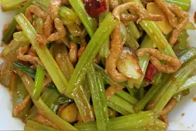 别小看这个#芹菜炒肉丝 怎样做出来才能脆嫩爽口又好吃！#美食趣胃计划 #抖音美食创作人 #跟着抖音学做菜 #抖音美食推荐官 @DOU+小助手