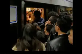 原来真有门被挤爆的地铁，成都地铁一号线，是最专业的牛马专线 #成都地铁 #一号线