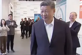 “住在这里怎么样？现在非常方便吧？”习近平考察横琴粤澳深度合作区时，十分关心澳门市民们的生活情况，与他们亲切交谈，细致询问。（来源：央视时政）视频封面