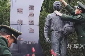 王伟烈士墓前摆满了国产战机模型，还有六代机、航母的照片视频封面