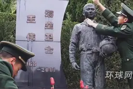 王伟烈士墓前摆满了国产战机模型，还有六代机、航母的照片视频封面