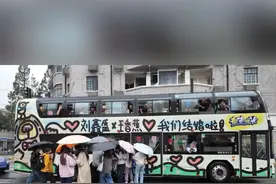 路人被公交车婚车吸引，大方送上祝福并得到喜糖 网友：年轻人送祝福拿喜糖的时候好有爱视频封面