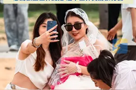 4月10日，海南海口，女生因车祸致残终身坐轮椅，摄影师策划“站立版”婚纱照帮圆梦，数百名游客主动加入氛围拉满，“感到被全世界拥抱 这个世界真的很有爱”。（@黄佳佳 ）#婚纱照 #善良视频封面