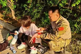 2025年4月20下午，青兰高速沂水段发生一起交通事故。行驶到此的莒县退伍军人庄长源立即下车施救。专业的救援方法，给伤者争取了宝贵的治疗时间。庄长源曾在54军铁军师秋收起义红二团服役。 【莒县融媒：何爱东 】#退役军人 #救人 @中国退役军人 @西陆强军号 @北陆强军号 @央广军事 @央视军事报道 @国防部发布 @央视军事 @环球军事 @中国军视网 @人民网军事 @人民网 @新华网 @人民日报 @人民陆军 @山东新闻联播 @大象新闻 @齐鲁新闻 @山东新闻 @生活帮 @齐鲁晚报·果然视频 @闪电新闻视频封面