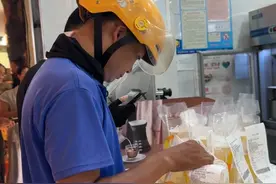 7月13日，山东济南，周末#外卖 “大战”又来了，骑手取单“根本停不下来”。“一天挣八九百块钱，拼命地干呗。”#外卖商战 #外卖小哥