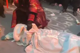 河南开封万岁山景区，高杆不倒翁道具断裂，演员倒地不起。景区：景区内部并没有提及此事。#万岁山武侠城 #不倒翁小姐姐 #景区安全隐患视频封面