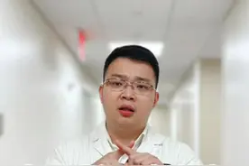 每天小酌一杯的人，后来怎么样了？ 看似无害的小酌一杯，竟然可能让我们的大脑衰老十年！这是真的吗？#小酌怡情 #喝酒 #酒精 #大脑  #抖出健康知识宝藏视频封面