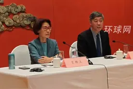 李稻葵谈美国对华技术封锁：逼着中国创新，中国人自己做光刻机，过两年你再卖中国，中国不要了做的比你还好视频封面