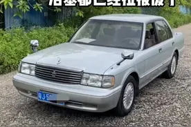 产自于1993年的皇冠133，搭载3.0直列6缸的发动机，当我拆开的时候，活塞都已经拉报废了。#皇冠133视频封面