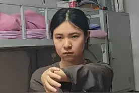 12月21日（采访），河北石家庄，甜美系大三女生宿舍打咏春拳，瞬间变脸英气勃发：师父教时说练武术要有精气神视频封面