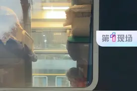 7月1日晚18点42分，深圳东至三亚的Z8006/7次列车，从深圳东站始发，途经广州、茂名、湛江西、海口、三亚等站点，次日抵达三亚站，全程历时18时28分。当列车抵达琼州海峡，旅客无需下车换乘，车厢直接解编驶上巨型渡轮，实现“铁-海-铁”无缝衔接。