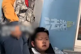 兄弟俩犯错 姐姐“武力”教育 俩人吓成“土拨鼠”躲在墙角 这就是来自姐姐的血脉压制（黄）#姐姐 #萌娃 #搞笑视频封面