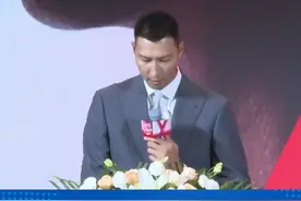 易建联退役仪式，阿联哽咽宣布：我的球员生涯谢幕了，谢谢大家！#易建联退役仪式 #易建联 #cba视频封面