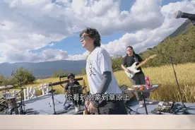 走入茫茫戈壁，他在城墙下聆听教诲；融入熙攘人群，他说作家是声音神殿的吹鼓手。本周四，#文学的日常 第二季，李修文与好友韩松落同游甘肃，开启梦幻之旅。#李修文 #韩松落 视频封面