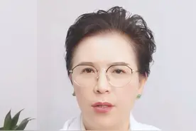 头皮痒的厉害挠出血，当心越来越严重 #头皮屑 #头皮痒 #脂溢性皮炎 #医学科普视频封面