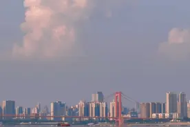 武汉市气象台2024年08月24日06时52分发布高温橙色预警信号：预计今天白天，武汉大部街道（乡镇）最高气温将升至37℃以上，局地可达40℃以上。才上午9点，湖北就已经有站点超过了35℃！！可是今天出伏啊，能不能给出伏一个面子，凉快一点啊！？答：不能！#旅行vlog #武汉旅游攻略 #总要去趟武汉吧 #内容启发搜索视频封面