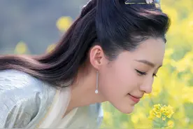 长相甜美的李沁在拍摄现场也有搞笑的一面 #花絮 #李沁 #庆余年视频封面