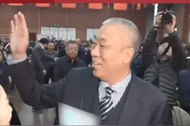 河南矿山老板妇女节又来发钱！2000名女员工一人800元 #河南矿山 #发钱视频封面