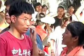 高考结束后这对环卫母子感动全国，后续来了！他说：承担孩子大学四年全部费用，让孩子无忧地去上学去奋斗，让母亲无负担地去生活视频封面