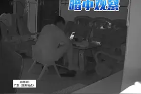 女子坐在客厅里刷着手机，突然身后监控传来阵阵“怪声”，发布者：应该是被入侵了  监控是送的  不安全视频封面