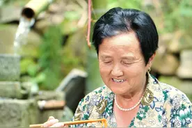 喜欢吃油泼面的朋友，不要再出去吃了，今天分享一道家庭版的油泼面，简单几步，味道都比外面买的还好吃。#记录真实生活 #乡村守护人 #油泼面视频封面