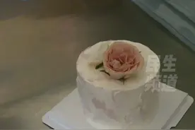 6月21日（发布）河南平顶山，鲜花插蛋糕上 多家店被投诉，“都是同一个顾客，理由还一样，不赔钱就一直投诉，怀疑被做局”，老板：已经报警，给同行提个醒，一定要注意！#媒体精选计划