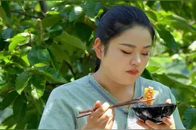 《酸豆角锅巴饭大揭秘！吃到第一口就被香迷糊了！》 宝子们，还在为每天吃什么而发愁吗？今天我一定要给大家分享一款绝绝子的美食——酸豆角锅巴饭，一旦尝过，别的饭都成了将就！#新农人计划2025 #乡村生活 #锅巴饭