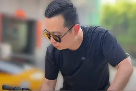 兰博基尼自行车换兰博基尼跑车？猫师傅可真的太开心了！#猫哥评测#兰博基尼 #兰博基尼跑车 #兰博基尼自行车视频封面