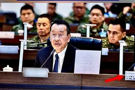 【引狼入室 毫不遮掩！台湾军演出现美军少将】近日，台军公布的“汉光演习”照片显示，台防务部门负责人顾立雄左侧，出现疑似美军少将名牌。“台独”顽固分子狐假虎威的把戏，十分可笑。视频封面