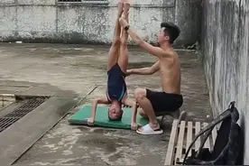 网友拍到全红婵的启蒙教练郭艺在指导学员跳水，“致敬扎根基层的教练员们!”视频封面