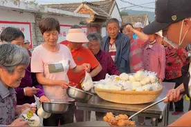 小贺今天给老人做《红烧鸡腿》松岚后村，每位老人都领到八个鸡腿，都可开心啦视频封面