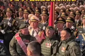 “中国排面”亮相莫斯科红场 候场期间外国军队排起长队争相与中国解放军仪仗队合影视频封面