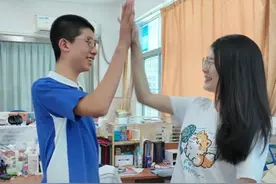 7月16日，深圳中考放榜！直击@罗湖外语实验学校查分现场！考生石一航超常发挥，考了566分。他说：我享受困难，越战越强。为所有努力的少年点赞！ #25届中考生 #校园 #学生时代