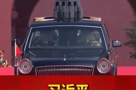 阅兵仪式开始。习近平乘红旗检阅车，经过金水桥，驶上长安街。阅兵总指挥报告受阅部队列队完毕，习近平下达检阅开始的命令。
