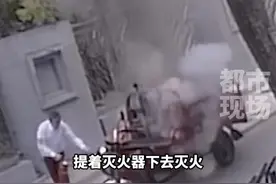 电动三轮车起火，公交车司机提起灭火器冲下车灭火：“举手之劳 每位司机都会义无反顾”#感动瞬间 #灭火 #江西dou知道视频封面