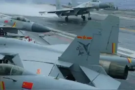 能见度仅一两公里！#我舰载机大雨中冒险起飞驱离外机  “不管遇到多么强大的敌人，多么复杂的情况，我们都敢于亮剑！”#歼15雨中起降驱离外机画面披露  #歼15带实弹升空驱离外机视频封面