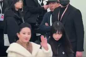 神仙姐姐亮相，保安目不转睛直呼“哇，好漂亮！”#神仙姐姐 #刘亦菲 #杭州西湖 #春天开幕式视频封面