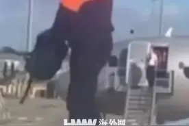 澳大利亚一客机应急出口被强行打开 当事人已被逮捕视频封面