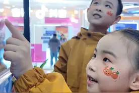 广西“小砂糖橘”被“黑科技”迷得走不动道，纷纷表示长大“要学AI”！（来源：广西云-广西日报）#心之所向美在广西  #广西三月三大家一起嗨  #我的广西三月三DNA动了  #2025中国网络媒体论坛视频封面