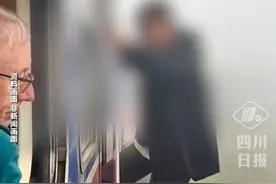 中国女子斯里兰卡火车上探身坠落，因效仿“网红”动作摔成重伤视频封面