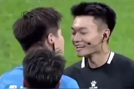 情绪太稳定了！6月29日晚，江苏城市足球联赛第五轮，苏州队3-0战胜扬州队。比赛中，扬州队8号球员犯规被罚黄牌，因不满判罚还态度强硬，但裁判陆爽仍笑着掏出黄牌。#苏超#微笑裁判#陆爽 #苏州视频封面