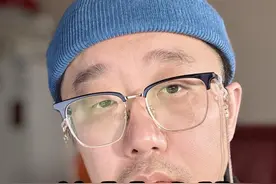 🌷中年女性必看！后半生逆袭的18条黄金法则 人到中年，尝遍爱情的苦，扛过育儿的累，甚至被最信任的人背叛💔 但请记住：这后半程，你可以放弃任何人和事，唯独不能放弃自己！花了一天整理的 18 条建议，字字戳心，建议永久收藏！

1️⃣ 拒绝心穷：别再盯着鸡毛蒜皮！抬头看路，摆脱短视思维，不然迟早摔跟头。
2️⃣ 被爱不是刚需：向外求爱是痛苦根源！学会爱自己，才能真正拥有爱。
3️⃣ 爱自己≠放纵：稳定情绪、接纳自我，那些用 “美容健身” 定义爱自己的，不过想赚你的钱。
4️⃣ 自我疗愈是必修课：原生家庭的伤，靠别人填补只会滋生控制欲，唯有向内生长才能强大。
5️⃣ 感情不将就：廉价的爱会腐蚀未来，宁缺毋滥才是对自己最大的尊重。
6️⃣ 远离免费陷阱：免费的背后都是代价，贪小便宜永远吃大亏！
7️⃣ 价值交换是王道：感情的本质是相互赋能，只谈感情不谈价值？快跑！
8️⃣ 投资自己最划算：脸蛋抗老，大脑更要抗 “傻”，有趣的灵魂才是终身王牌。
9️⃣ 认知＞物质：1 万块的课程比包包更能改变人生，后半程翻盘全靠知识储备！
🔟 美貌是双刃剑：靠颜值吸引的人，也会因颜值离开你，别把它当人生底牌。
1️⃣1️⃣ 王炸组合才是真本事：漂亮 + 才华 + 情商，中年女人的逆袭密码！
1️⃣2️⃣ 断舍离消耗关系：亲戚朋友又如何？圈子决定后半生，该换就换！
1️⃣3️⃣ 抄作业式成长：没方向就找榜样，先模仿再超越，行动起来才是王道！
1️⃣4️⃣ 你是自己的救世主：低谷时别认怂，放弃自己就真的输了！
1️⃣5️⃣ 专注成长不内耗：远离无意义争吵，同级不争辩，低级不入心！
1️⃣6️⃣ 清醒地善良：见过人性黑暗，就要学会权衡利弊，天真不是美德，是致命伤！
1️⃣7️⃣ 活成自己的光：别在意他人眼光，能议论你的人，大多不如你！
1️⃣8️⃣ 你值得世间所有美好：独一无二的人生，就该狠狠爱自己！

#中年女性  #女性成长  #人生建议  #自我提升 #人生导师视频封面