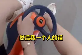女子骨折借外甥女的扭扭车代步，“已经开了一个多月了”#神操作 #儿童车 #搞笑 视频封面