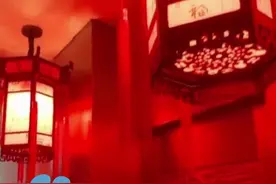 2月20日（报道）上海，业主装修风格太独特，门前高挂大红灯笼，麒麟守门，各种风水摆件让邻居直发毛：24小时开着红灯，我一开门就能看见视频封面