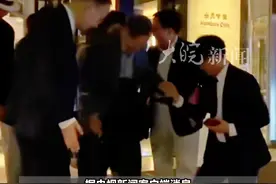 杨振宁携48岁翁帆度过102岁生日  身体颇为康健 拄着拐杖在旁人搀扶下缓缓走出酒店大门  曾称“她是上帝给我最后的礼物”视频封面