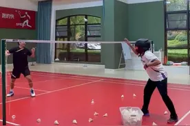 小伙打羽毛球当对手陪练，网友：这不戴头盔不得青一块紫一块。来源@马塞尔🏸️ #羽毛球 #头盔 #杀球视频封面